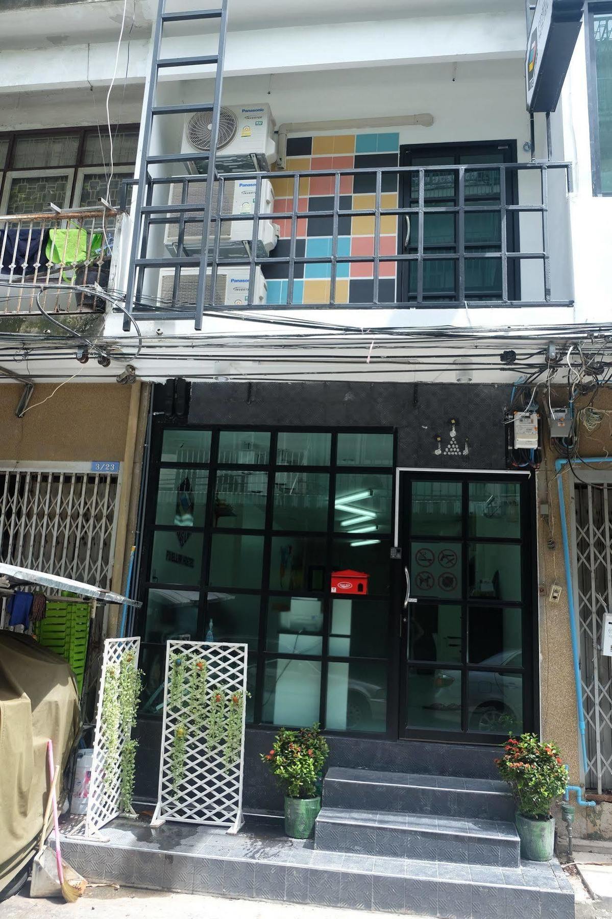Pixellar Hostel Bangkok Bagian luar foto