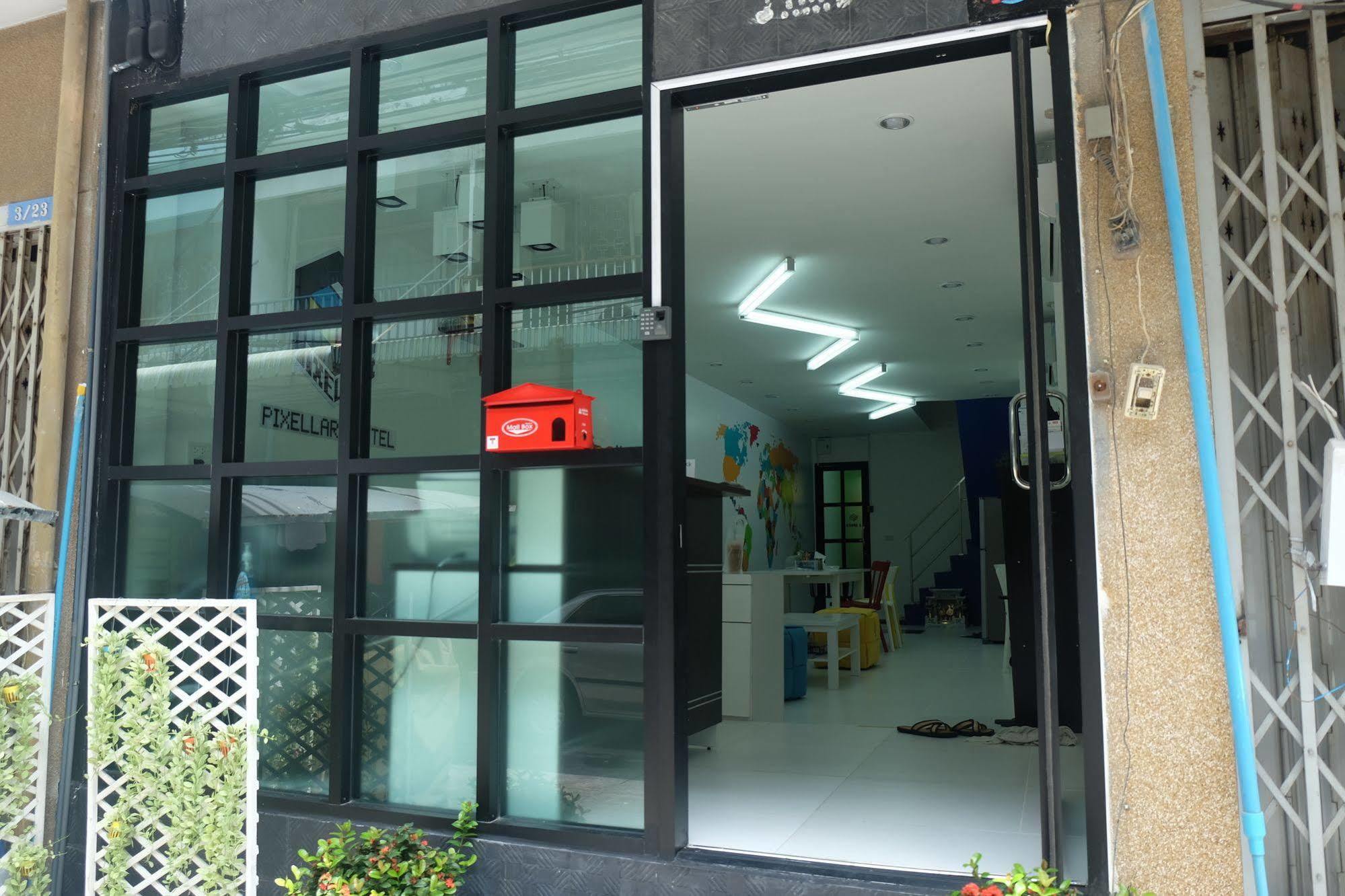 Pixellar Hostel Bangkok Bagian luar foto