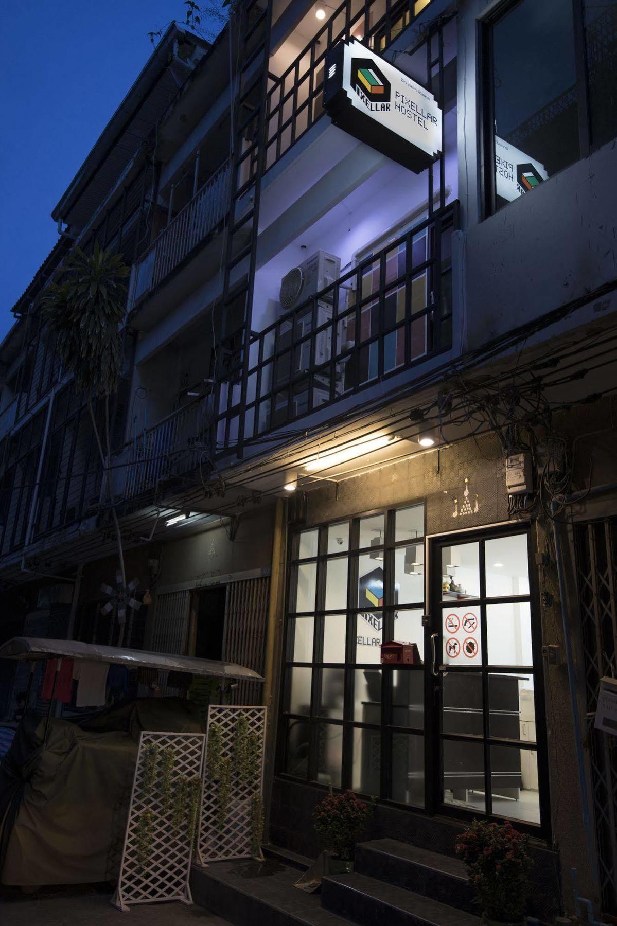 Pixellar Hostel Bangkok Bagian luar foto