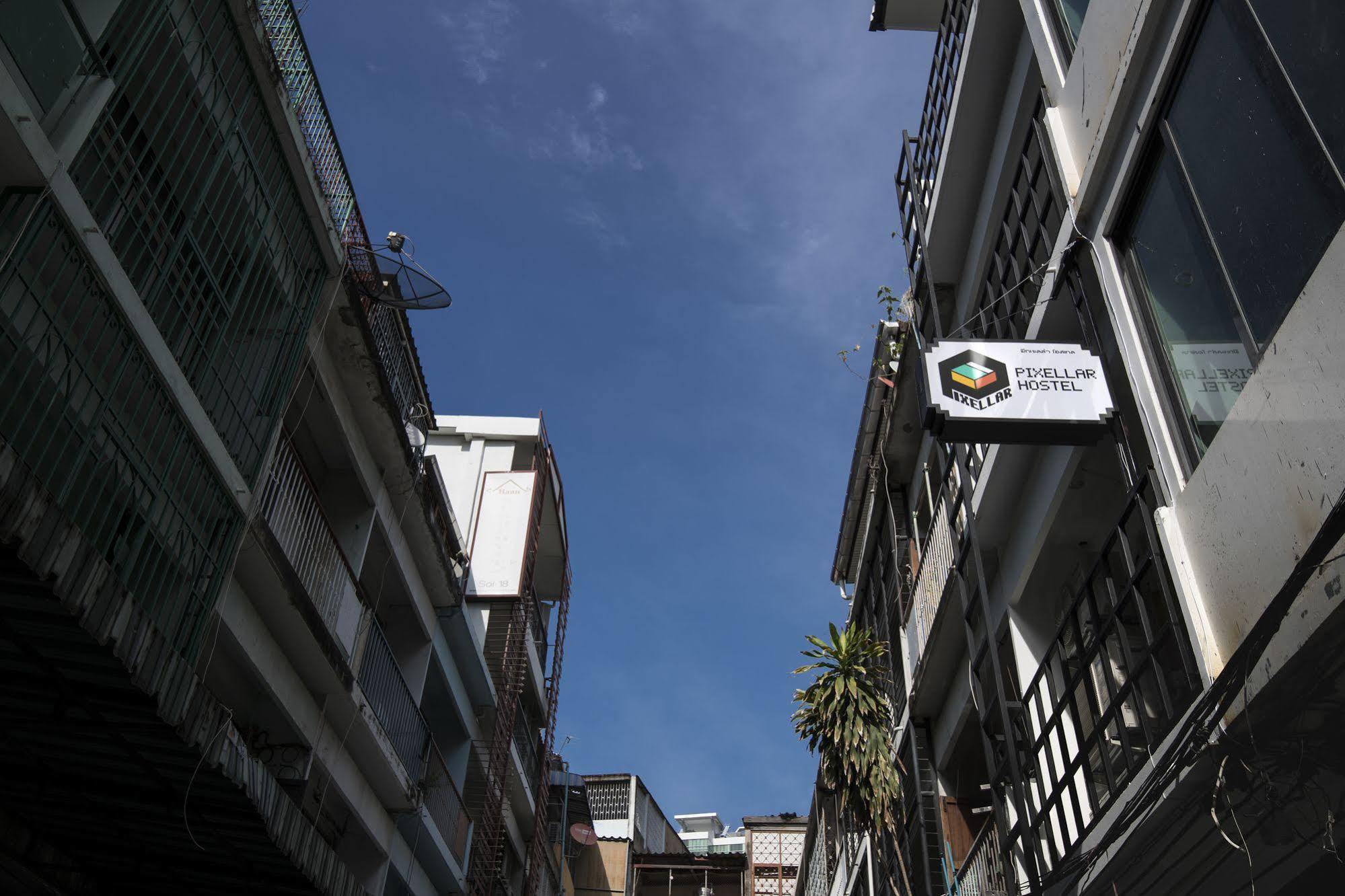 Pixellar Hostel Bangkok Bagian luar foto