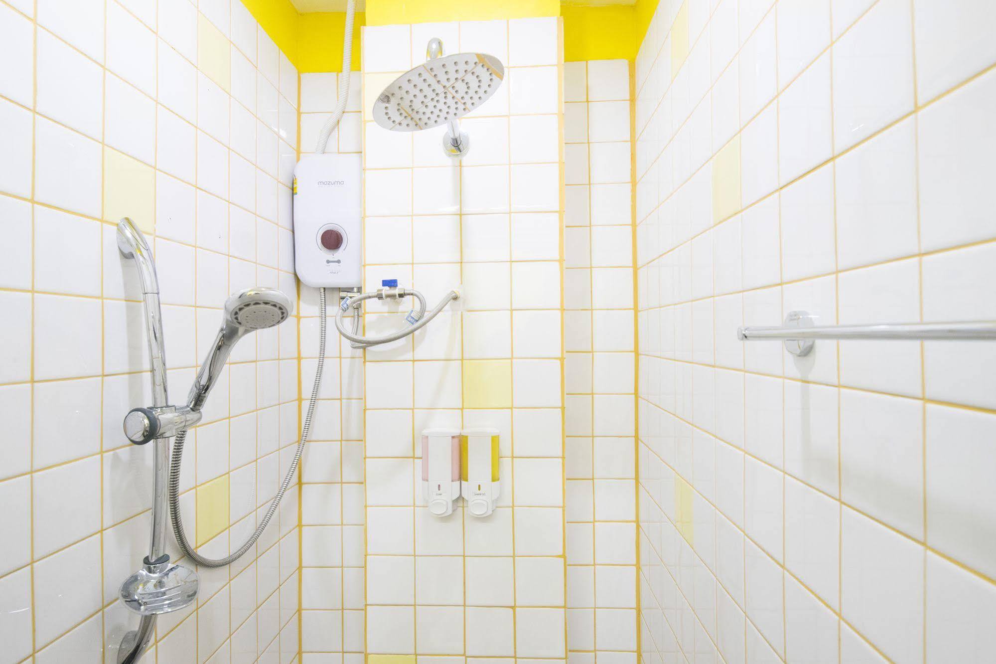 Pixellar Hostel Bangkok Bagian luar foto