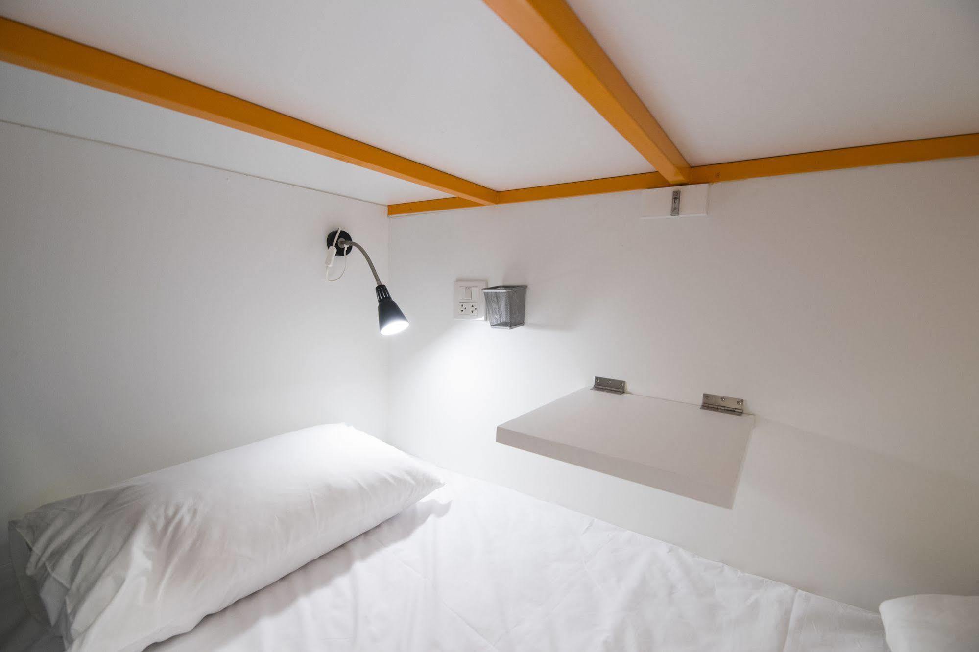 Pixellar Hostel Bangkok Bagian luar foto