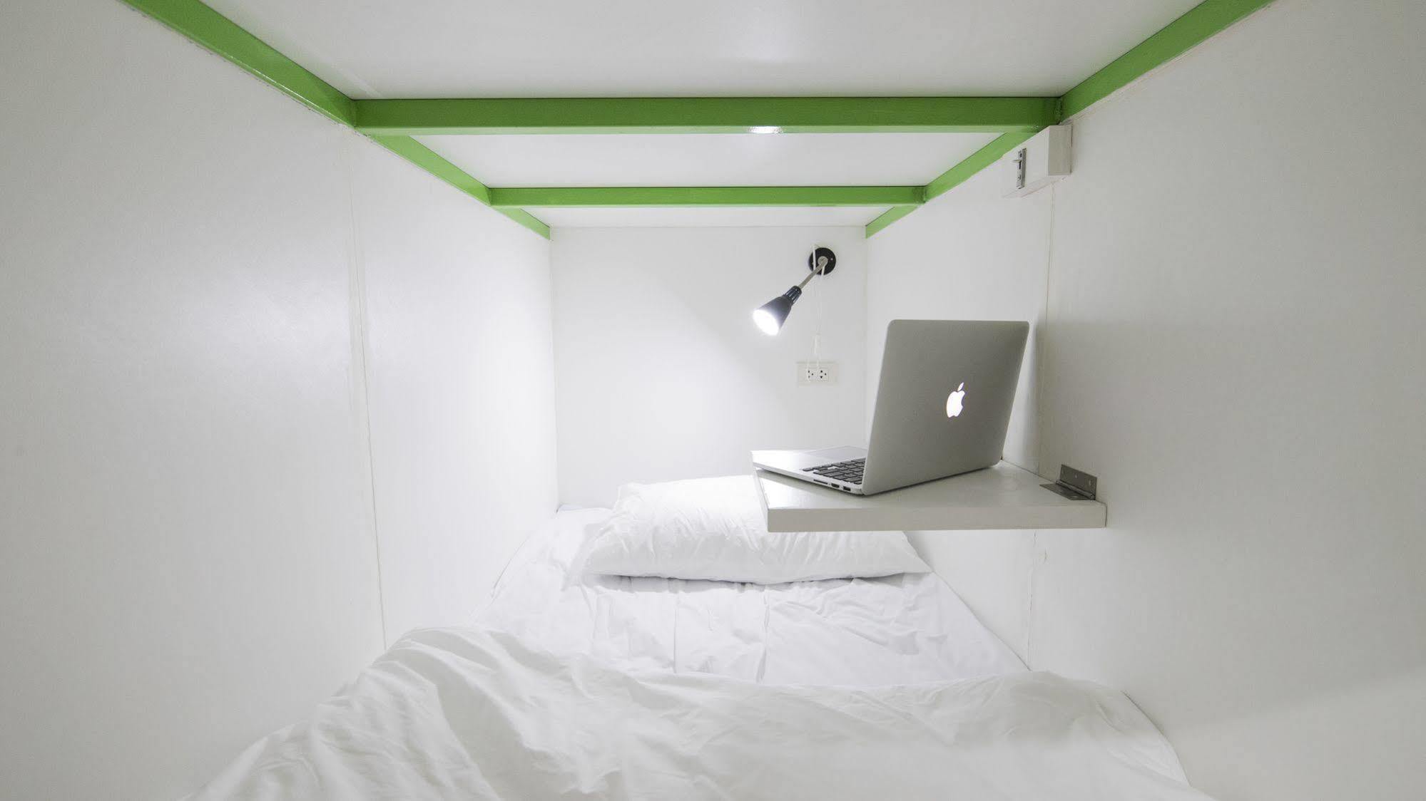 Pixellar Hostel Bangkok Bagian luar foto