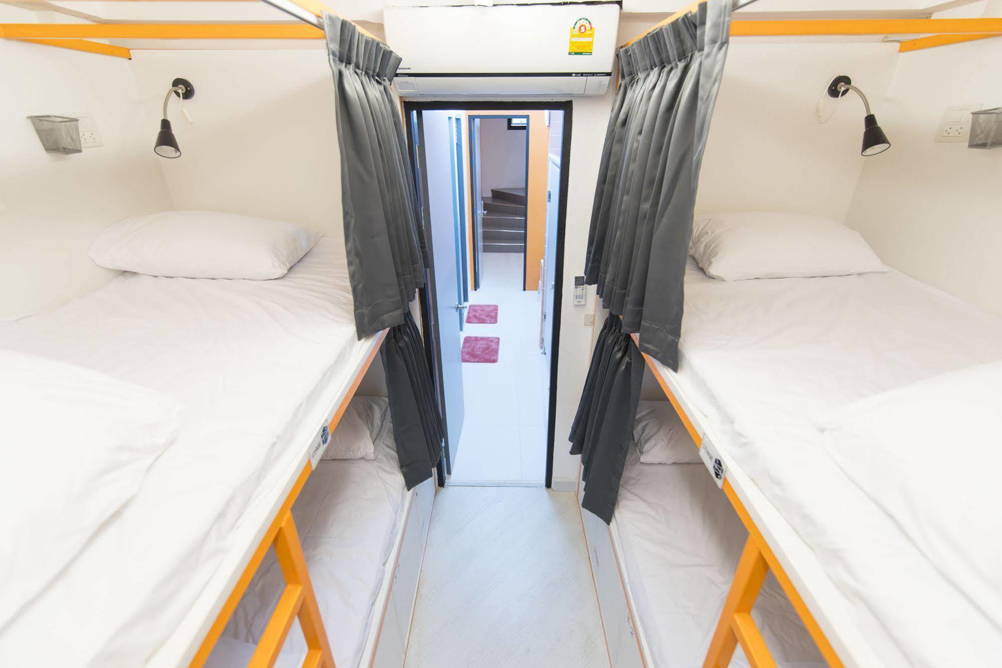 Pixellar Hostel Bangkok Bagian luar foto