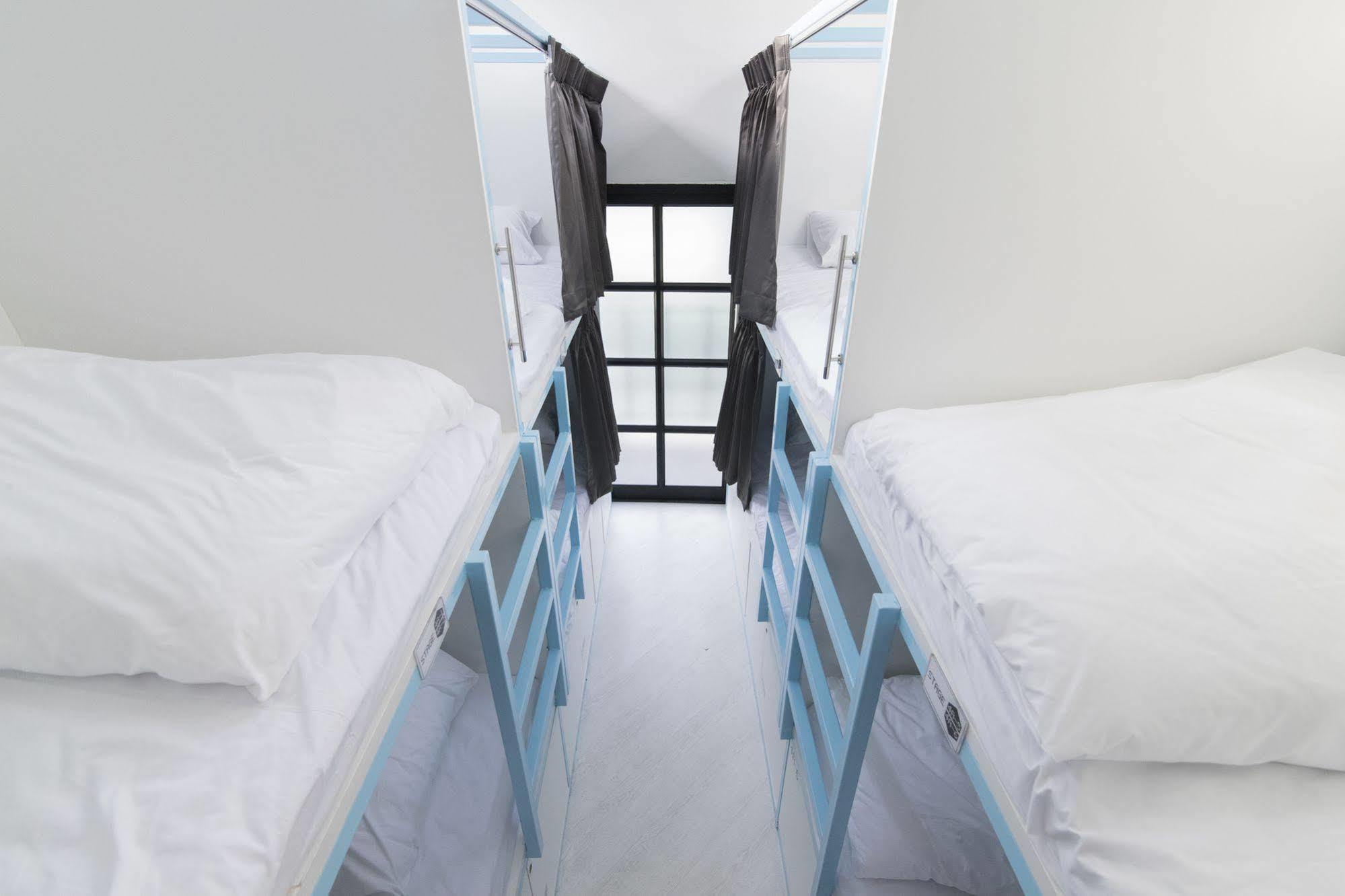 Pixellar Hostel Bangkok Bagian luar foto