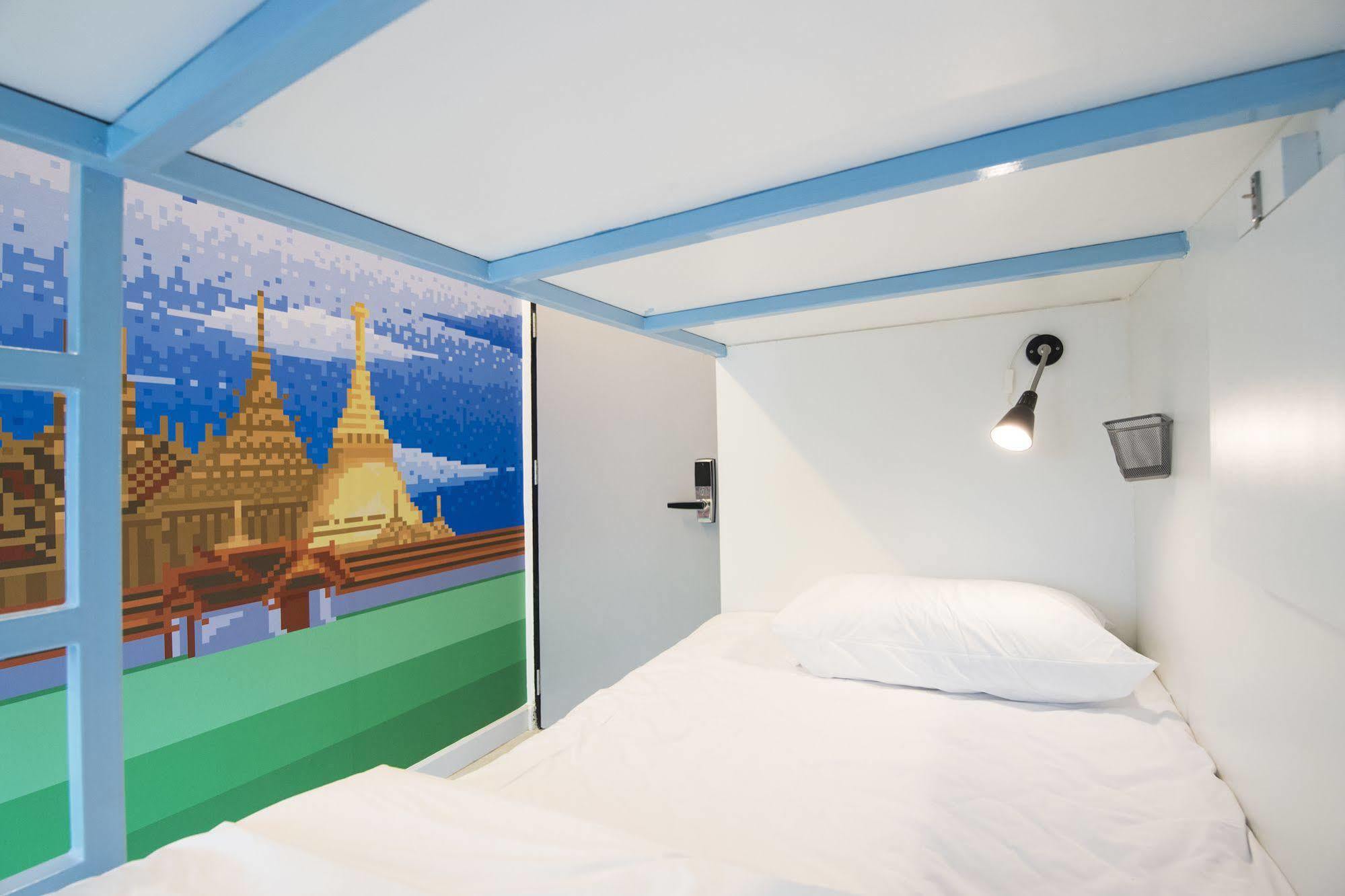 Pixellar Hostel Bangkok Bagian luar foto