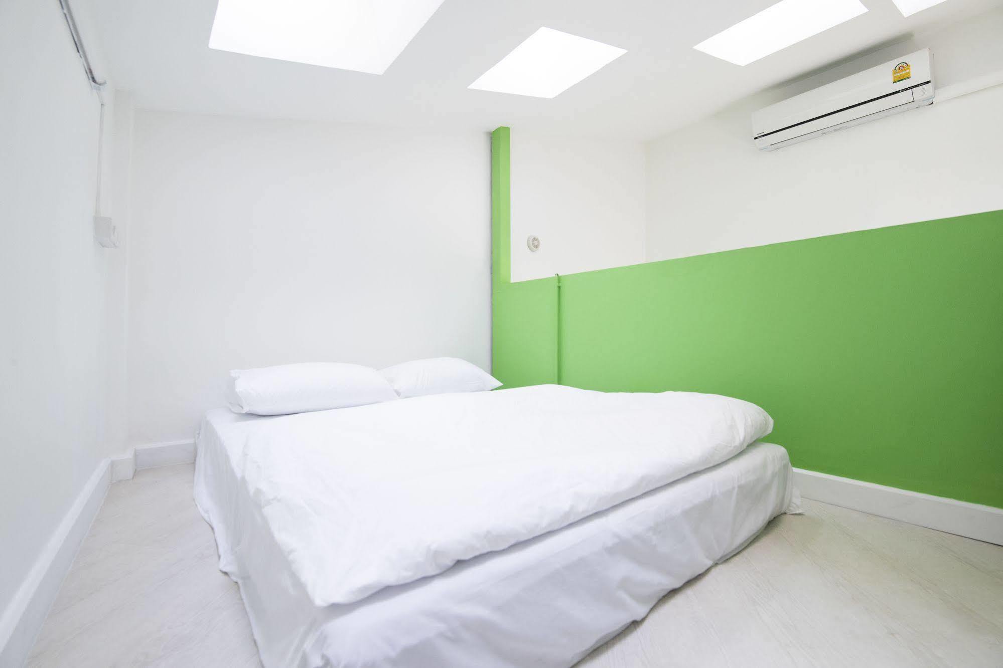 Pixellar Hostel Bangkok Bagian luar foto